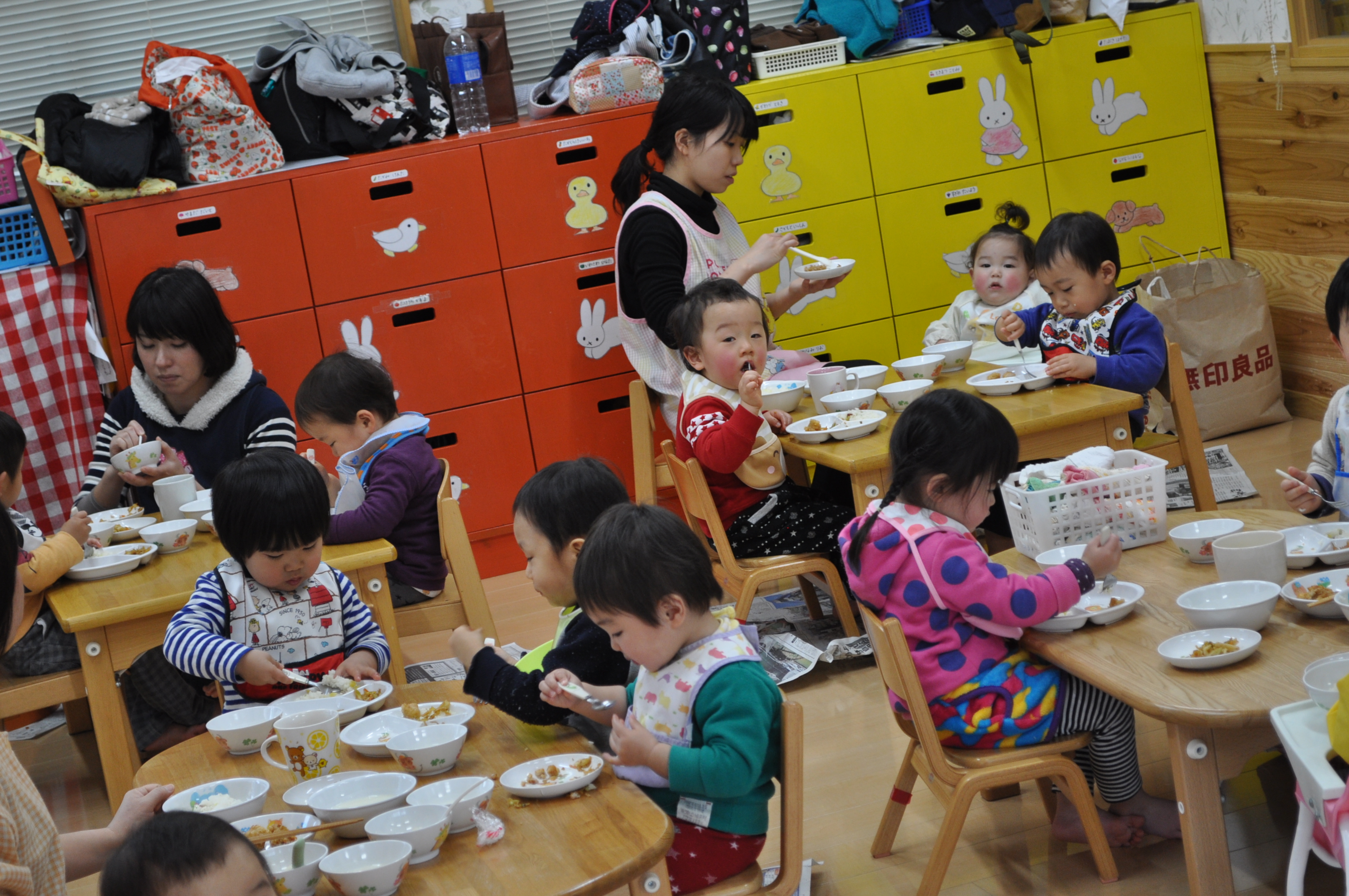 給食の時間、一人ひとりの様子を見ながら声をかけてまわる先生