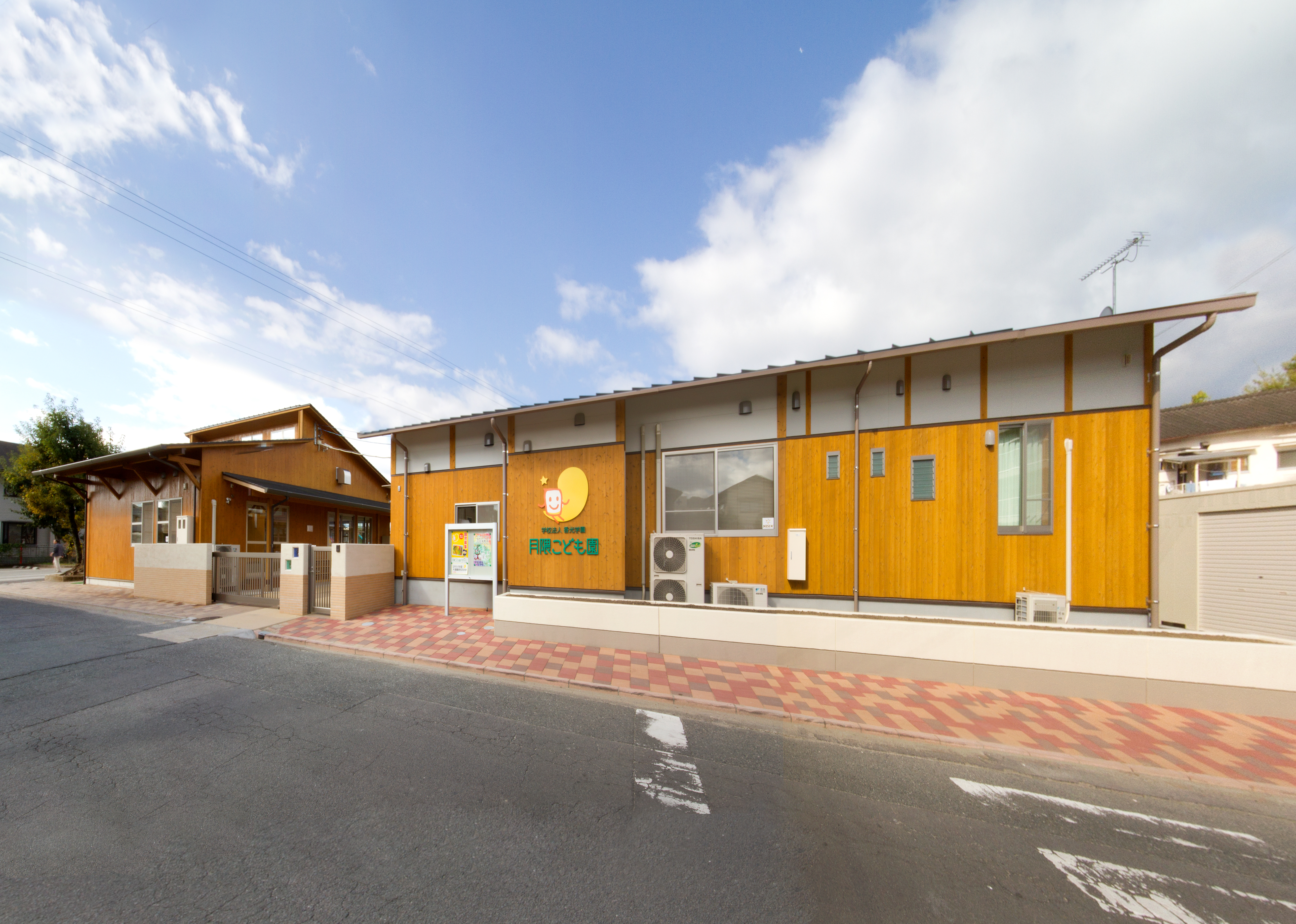 2013年に完成した木造平屋建ての園舎の外観