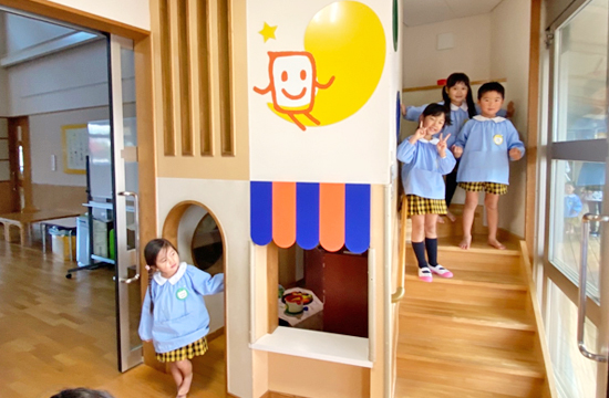かざりつけをした園内のキラリハウスで遊ぶ子どもたち
