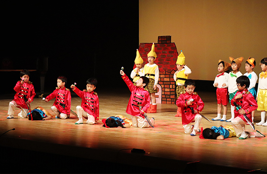 パトリア日田の舞台で、衣装を着てオペレッタを演じる子どもたち