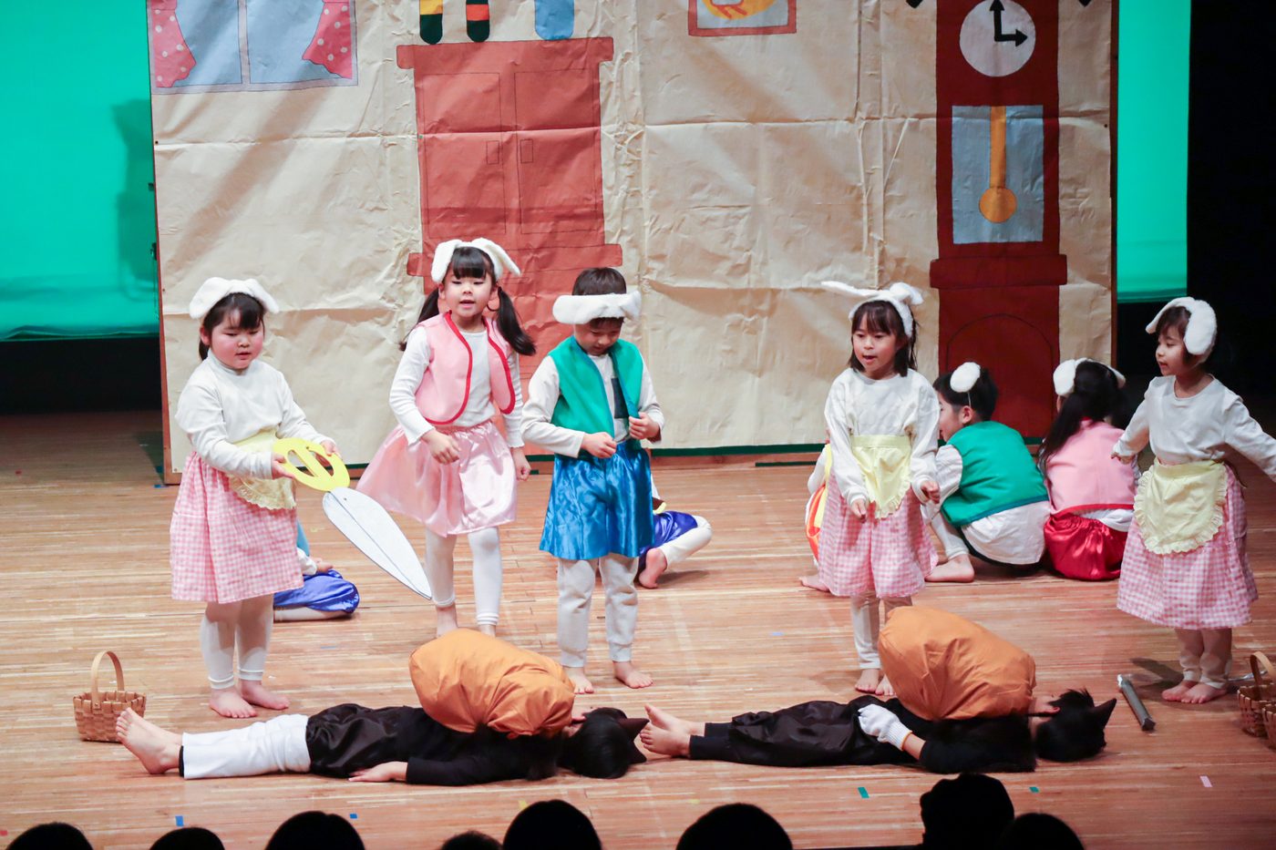 パトリア日田の舞台で、衣装を着てオペレッタを演じる子どもたち