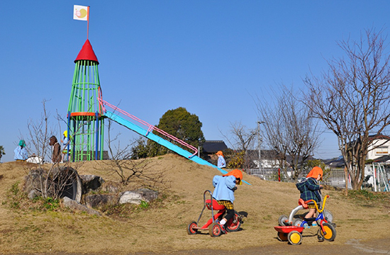 わんぱくやまの斜面をかけおりる子どもたち