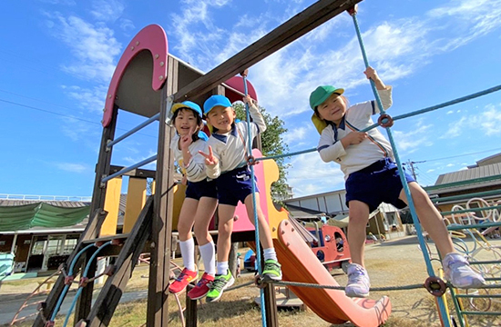 鮮やかな色のヨーロッパ製の総合遊具であそぶ子どもたち